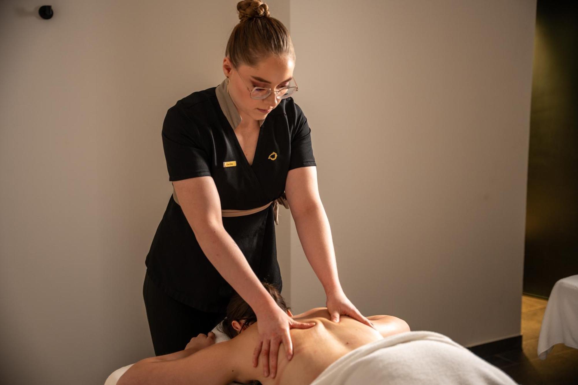L'Esquisse Hotel & Spa Colmar - Mgallery Collection Eksteriør bilde Massage therapist working on a client